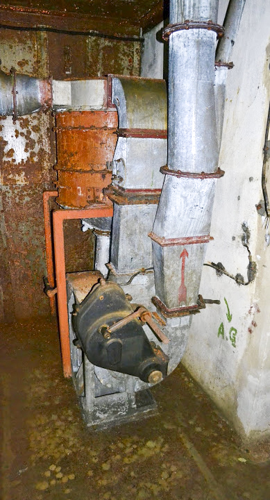 Ligne Maginot - ROUTE du LUXEMBOURG - O10 (Observatoire d'artillerie) - Les restes du système de ventilation et de filtrage de l'air. - PAVEL Jan