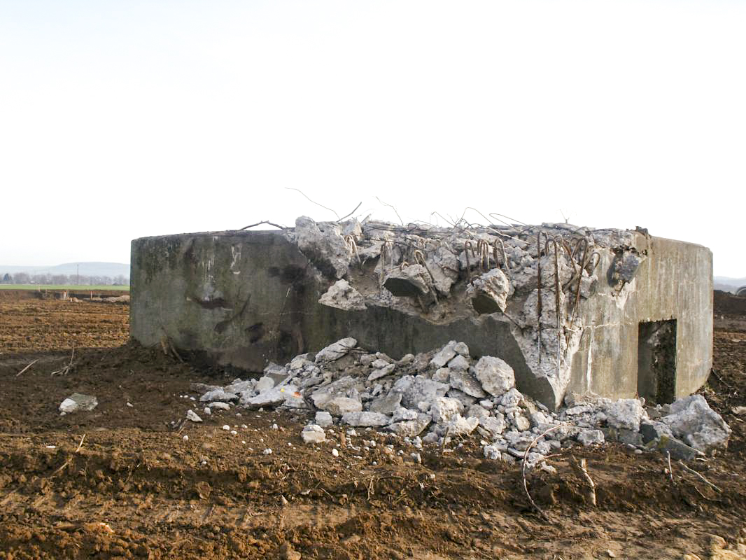 Ligne Maginot - CB118 - UNTERHAUSEN - (Blockhaus pour canon) - Démolition en cours, vue du ferraillage - jpr