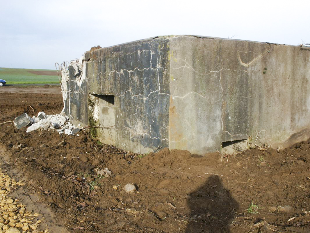 Ligne Maginot - CB118 - UNTERHAUSEN - (Blockhaus pour canon) - L'entrée pour la pièce est partiellement ensevelie, l'entrée du personnel a peu près total - jpr