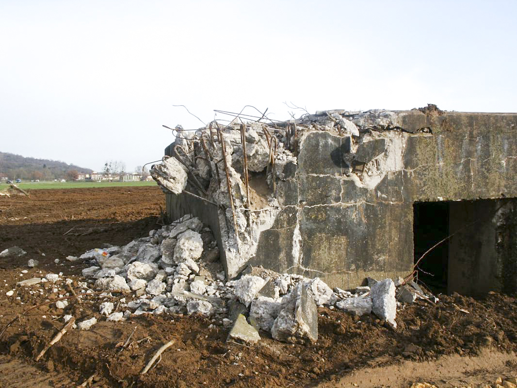 Ligne Maginot - CB118 - UNTERHAUSEN - (Blockhaus pour canon) - Le village de Sentzich en arrière plan - jpr