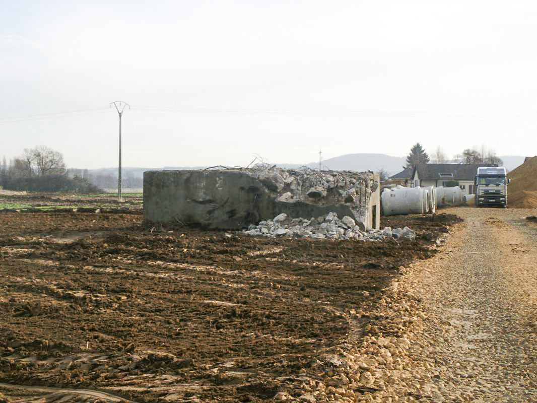 Ligne Maginot - CB118 - UNTERHAUSEN - (Blockhaus pour canon) - Une vue pour le situer par rapport aux habitations et au RFM 35 utilise comme support pour l'antenne pour la télé cablée - jpr