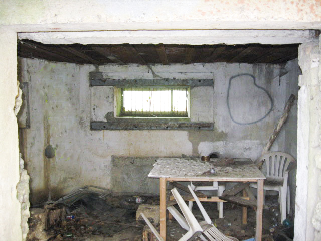 Ligne Maginot - SAUMUEHLE EST - (Blockhaus pour canon) - L'intérieur
Le mobilier n'est pas d'origine ;-) - Christian LENHARD
