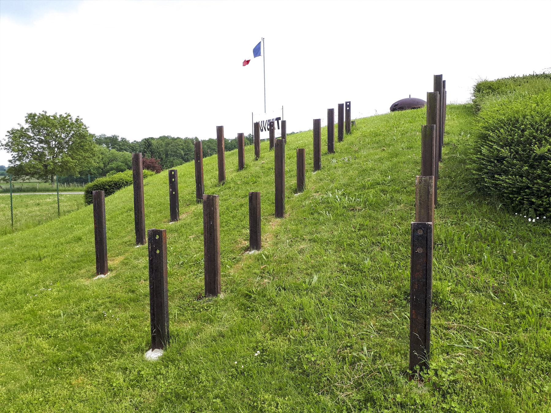 Ligne Maginot - OBERROEDERN SUD - RIEFFEL - (Casemate d'infanterie - Double) - Reconstitution d'un champ de rails antichar - Gregory Fuchs