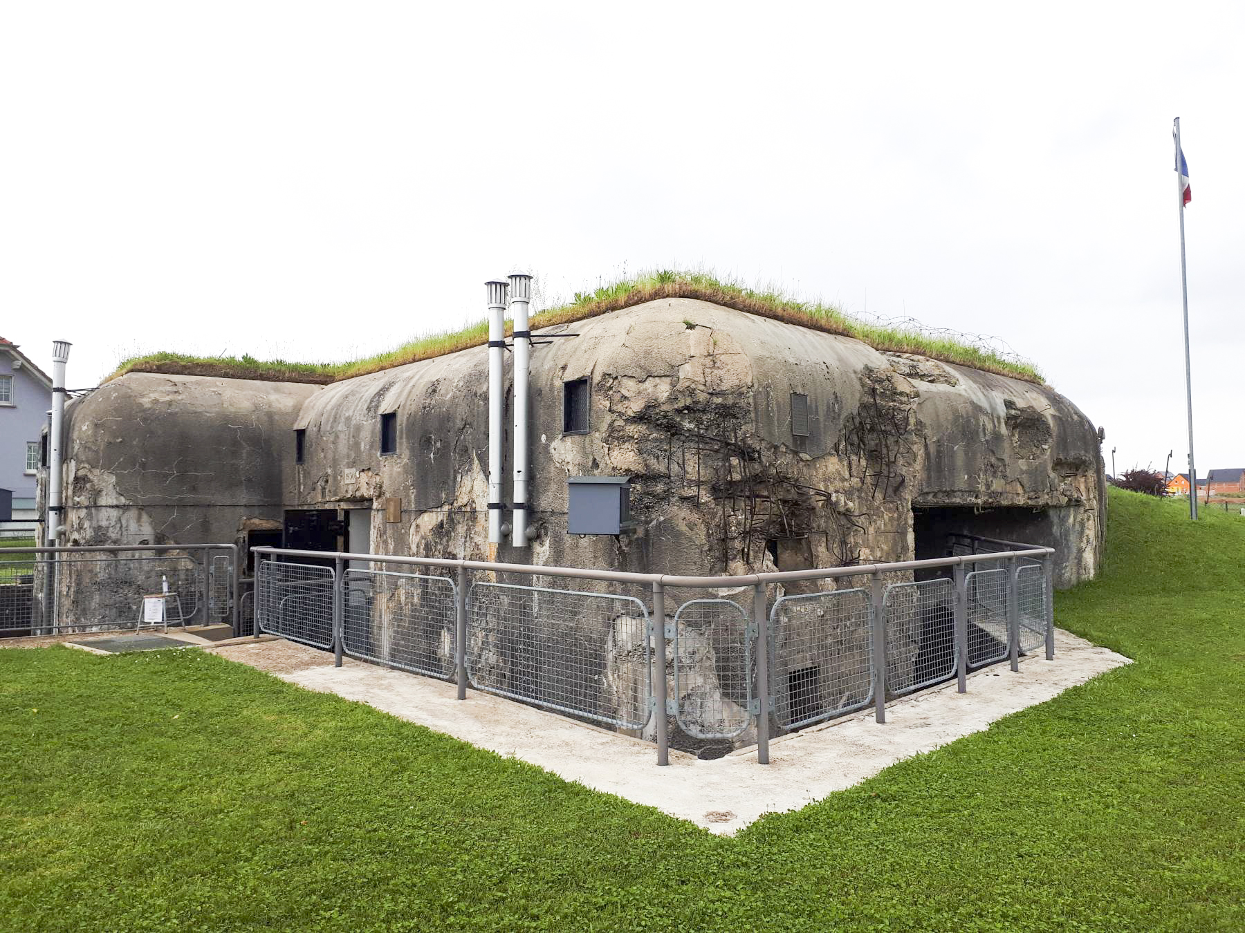 Ligne Maginot - OBERROEDERN SUD - RIEFFEL - (Casemate d'infanterie - Double) - Vue sur la façade arrière et la chambre de tir Sud - Gregory Fuchs