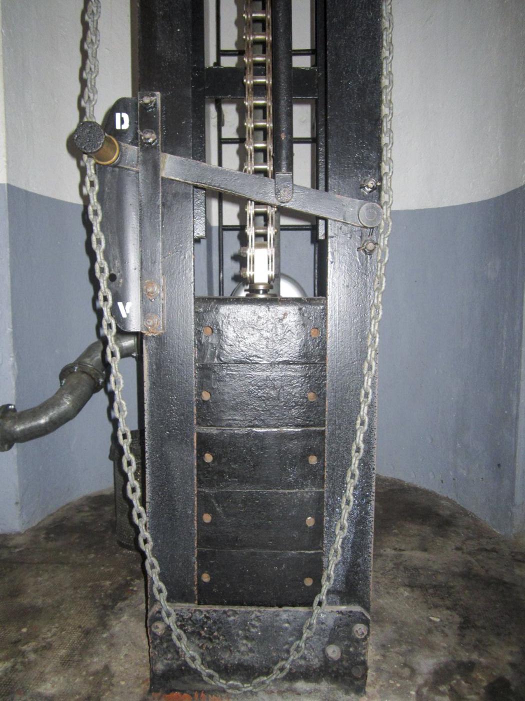Ligne Maginot - OBERROEDERN SUD - RIEFFEL - (Casemate d'infanterie - Double) - Contrepoids du plancher mobile
levier de verrouillage/déverrouillage et chaîne de commande du plancher mobile (manoeuvre de secours) - Gregory Fuchs