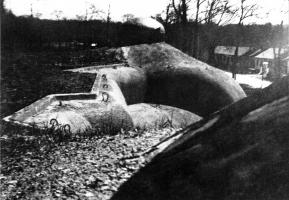 Ligne Maginot - KOBENBUSCH  - A13 - (Ouvrage d'artillerie) - Entrée munitions
Le dessus de l'entrée munitions et le casernement léger au fond