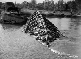 Ligne Maginot - 5-R / 5BIS-R (EX 49SM - 69 MVF) - (DMP - Dispositif de Mine Permanent) - Le pont détruit
Image extraite du film d'André Périé sur la reconstruction du pont