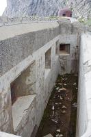 Ligne Maginot - PAS DU ROC - (Ouvrage d'artillerie) - Bloc 4
Créneaux des mortiers de 50 flanquant le Col du Fréjus. Noter le créneau FM de défense rapprochée dans l'axe du fossé.
