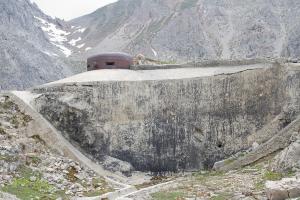 Ligne Maginot - PAS DU ROC - (Ouvrage d'artillerie) - Bloc 2
Cloche VDP et façade dans laquelle on devine l'ouverture obturée du créneau optique