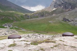Ligne Maginot - PAS DU ROC - (Ouvrage d'artillerie) - Bloc 1
Les deux cloches JM couvrent le vallon menant au col du Fréjus