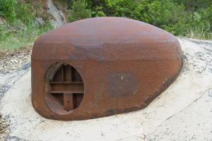 Ligne Maginot - LAVOIR - (Ouvrage d'artillerie) - Entrée munitions
Cloche JM 
Jamais armé, son créneau a été obturé par une plaque métallique (issue de secours)