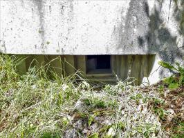 Ligne Maginot - AMODON - (Observatoire d'infanterie) - Créneau observatoire Nord-Est
Noter le dégagement permettant d'accroître le champ de vision sur la gauche