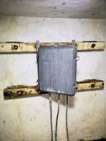 Ligne Maginot - BV2 - (Chambre de coupure) - Le boîtier répartiteur de marque LMRT, encore en place.

Ce boitier n'est cependant pas d'origine, il a été posé en remplacement des précédents lors de la modernisation du réseau dans les années 50.