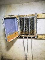 Ligne Maginot - BV2 - (Chambre de coupure) - Ouverture du boîtier répartiteur de marque LMRT.
Détails sur les différentes connexions.

Ce boitier n'est cependant pas d'origine, il a été posé en remplacement des précédents lors de la modernisation du réseau dans les années 50.