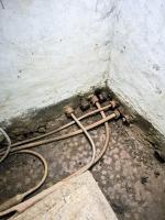 Ligne Maginot - BV2 - (Chambre de coupure) - Les arrivées de câbles téléphoniques. Noter les presse étoupes destinés à garantir l'étanchéité des entrées de câble.

Un câble est coupé (correspondant à une liaison abandonnée) et les câbles restant correspondent aux nappes reliant la chambre vers les chambres V et BV1; 38 et 14 paires dans chaque direction)