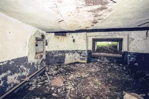 Ligne Maginot - FERME DES TUILERIES - BITCHERBERG 1 - (Blockhaus pour canon) - Créneau pour canon antichar de champagne (25SA 34 ?)
Sur la gauche, le dispositif de mise à feu du DMP voisin.