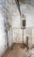 Ligne Maginot - FROHMUHL (PC DU QUARTIER KAPELLENHOF - II/153° RIF) - (Abri) - Le puits alimentant l'abri en eau
Cloche à air de la pompe immergée Mengin, remplacée après guerre par une pompe immergée électrique