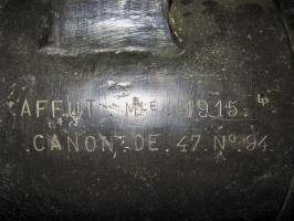 Ligne Maginot - 86 - ASCHENBACH - (Casemate d'infanterie - Double) - Canon de 47 mm de marine modèle 1902/15
Marquage de l'affût mle 1915, le canon porte le n°94