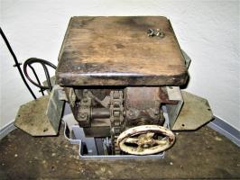 Ligne Maginot - 86 - ASCHENBACH - (Casemate d'infanterie - Double) - Commande du plancher mobile et de chaque cotés l'emplacement des commandes du projecteur