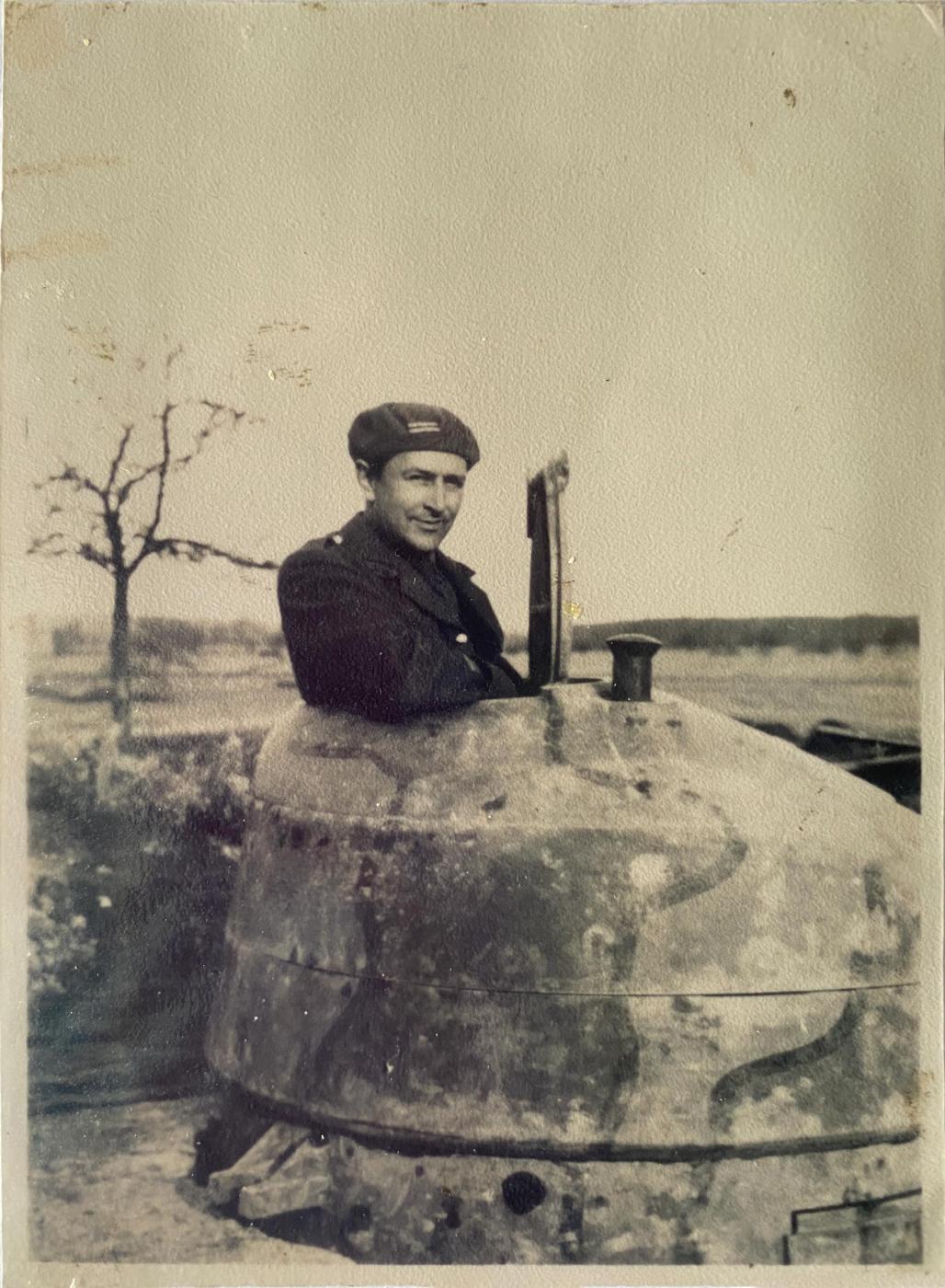 Ligne Maginot - HATTEN OUEST (TD N° 315 ?) - (Cuve pour arme d'infanterie) - Le Lt Allibert dans la tourelle démontable n° 315, PA n°7 Route de Hatten-Buhl - Lt Rieffel
