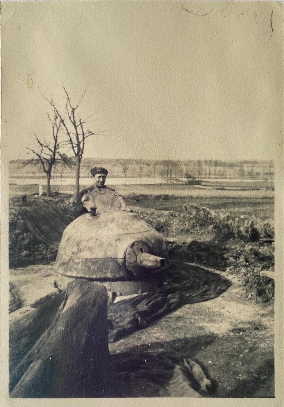 Ligne Maginot - HATTEN OUEST (TD N° 315 ?) - (Cuve pour arme d'infanterie) - Le Lt Allibert dans la tourelle démontable n° 315, PA n°7 Route de Hatten-Buhl - Lt Rieffel