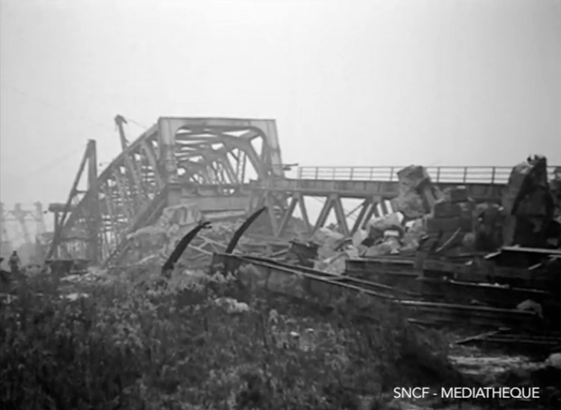 Ligne Maginot - 5-R / 5BIS-R (EX 49SM - 69 MVF) - (DMP - Dispositif de Mine Permanent) - Le pont détruit
Image extraite du film d'André Périé sur la reconstruction du pont - André Périé