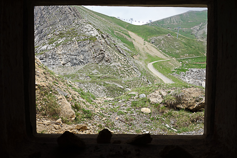 Ligne Maginot - PAS DU ROC - (Ouvrage d'artillerie) - Bloc 1
Vue à travers le créneau de mitrailleuse couvrant le Col d'Arrondaz - Michel Teiten