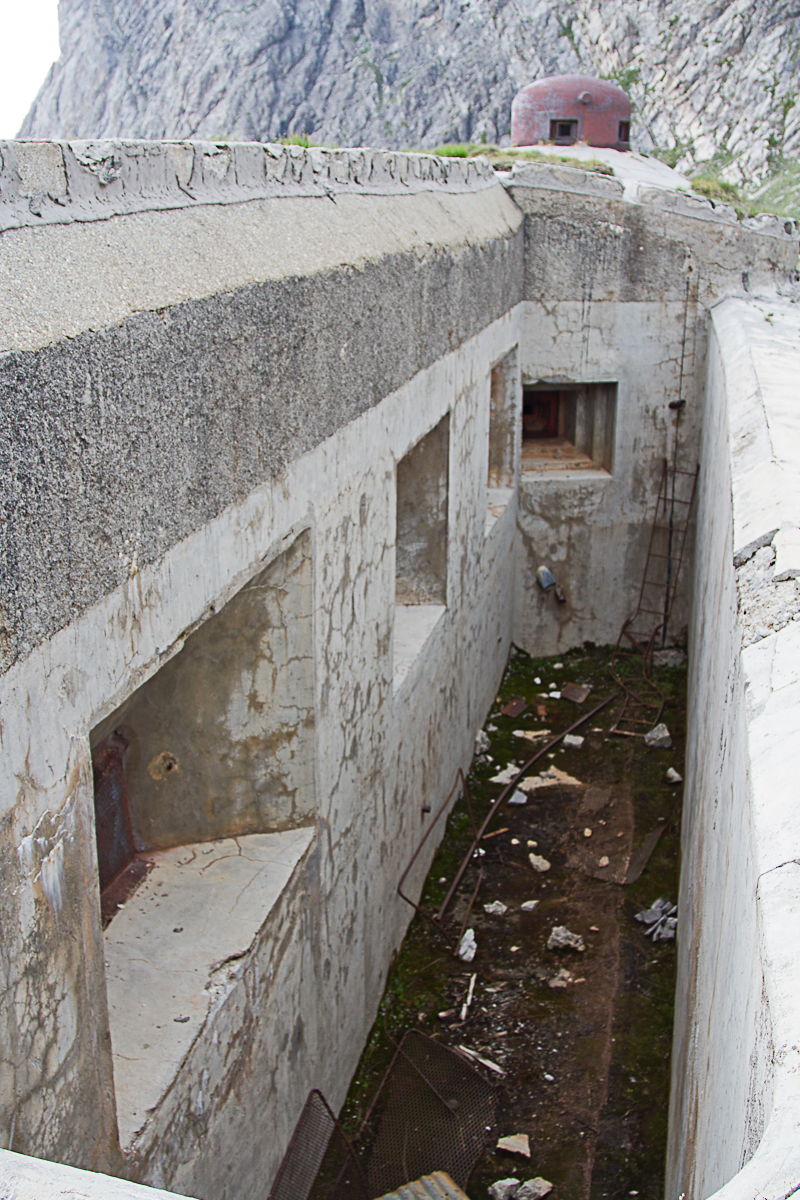 Ligne Maginot - PAS DU ROC - (Ouvrage d'artillerie) - Bloc 4
Créneaux des mortiers de 50 flanquant le Col du Fréjus. Noter le créneau FM de défense rapprochée dans l'axe du fossé. - Michel Teiten