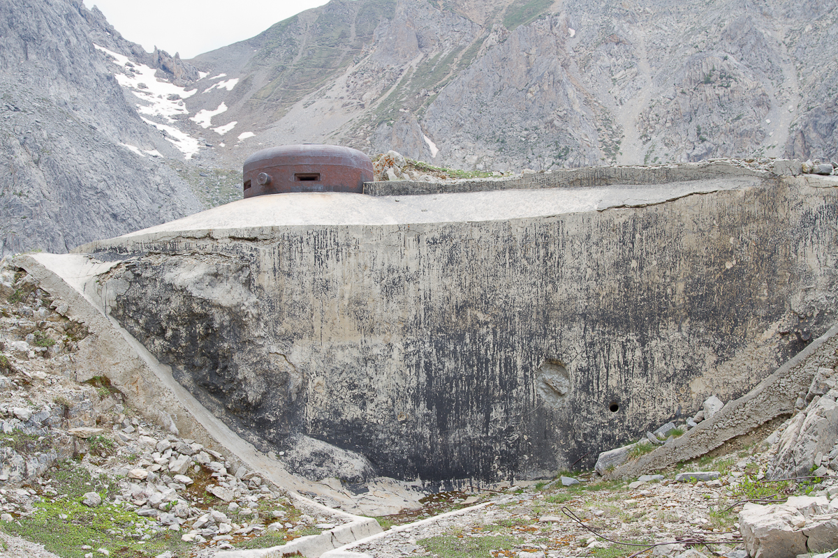 Ligne Maginot - PAS DU ROC - (Ouvrage d'artillerie) - Bloc 2
Cloche VDP et façade dans laquelle on devine l'ouverture obturée du créneau optique - Michel Teiten