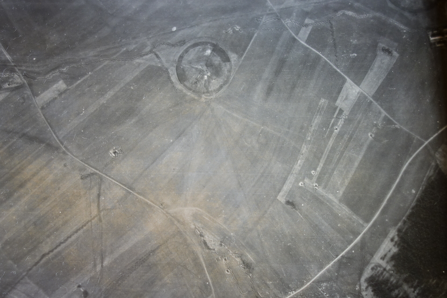 Ligne Maginot - VILLERS LA MONTAGNE EST - C17 - (Casemate d'infanterie) - Vue aérienne de la casemate et des tranchées environnantes prise lors d'une mission du 9 mars 1940 depuis une altitude de 2000 m. Observateur : aspirant Spérius. - Armée Française - aspirant Spérius