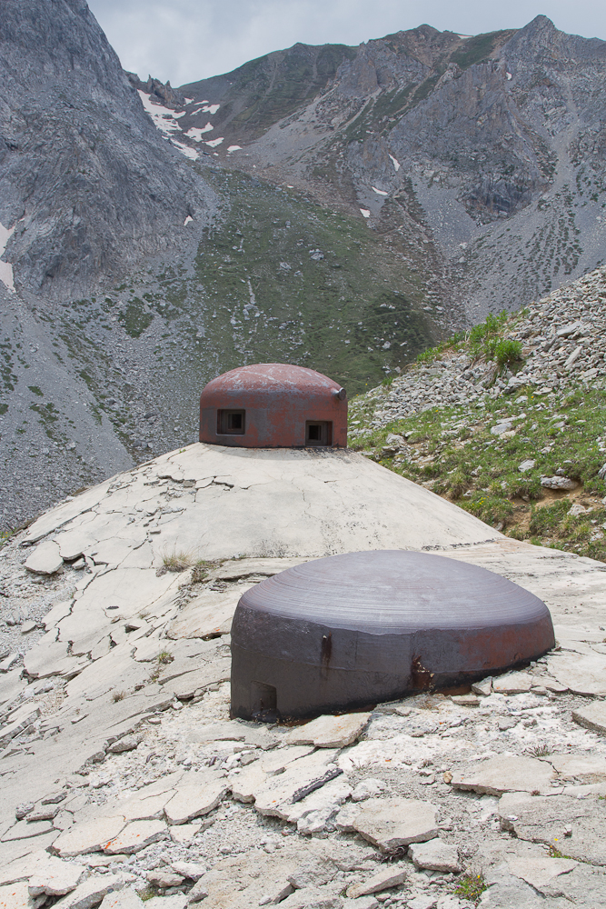 Ligne Maginot - PAS DU ROC - (Ouvrage d'artillerie) - Bloc 1
Cloche JM et cloche GFM. A l'arrière-plan le col du Petit Argentier  - Michel Teiten