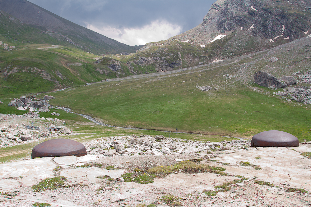 Ligne Maginot - PAS DU ROC - (Ouvrage d'artillerie) - Bloc 1
Les deux cloches JM couvrent le vallon menant au col du Fréjus - Michel Teiten