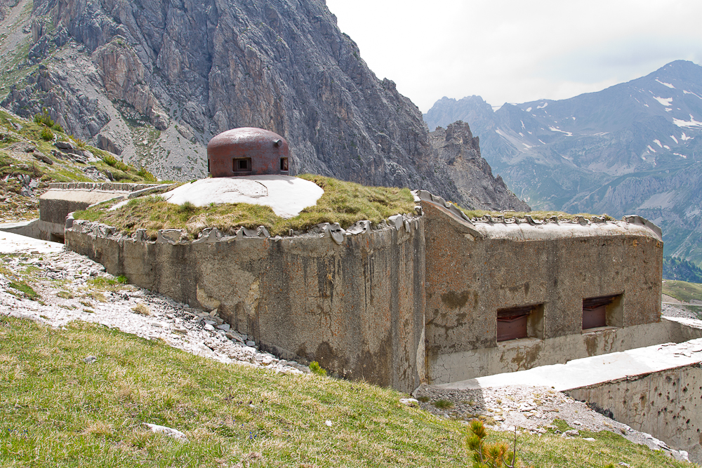 Ligne Maginot - PAS DU ROC - (Ouvrage d'artillerie) - Bloc 4
A gauche de la cloche GFM on aperçoit les créneaux de 50. A droite les créneaux des mortiers de 81. - Michel Teiten