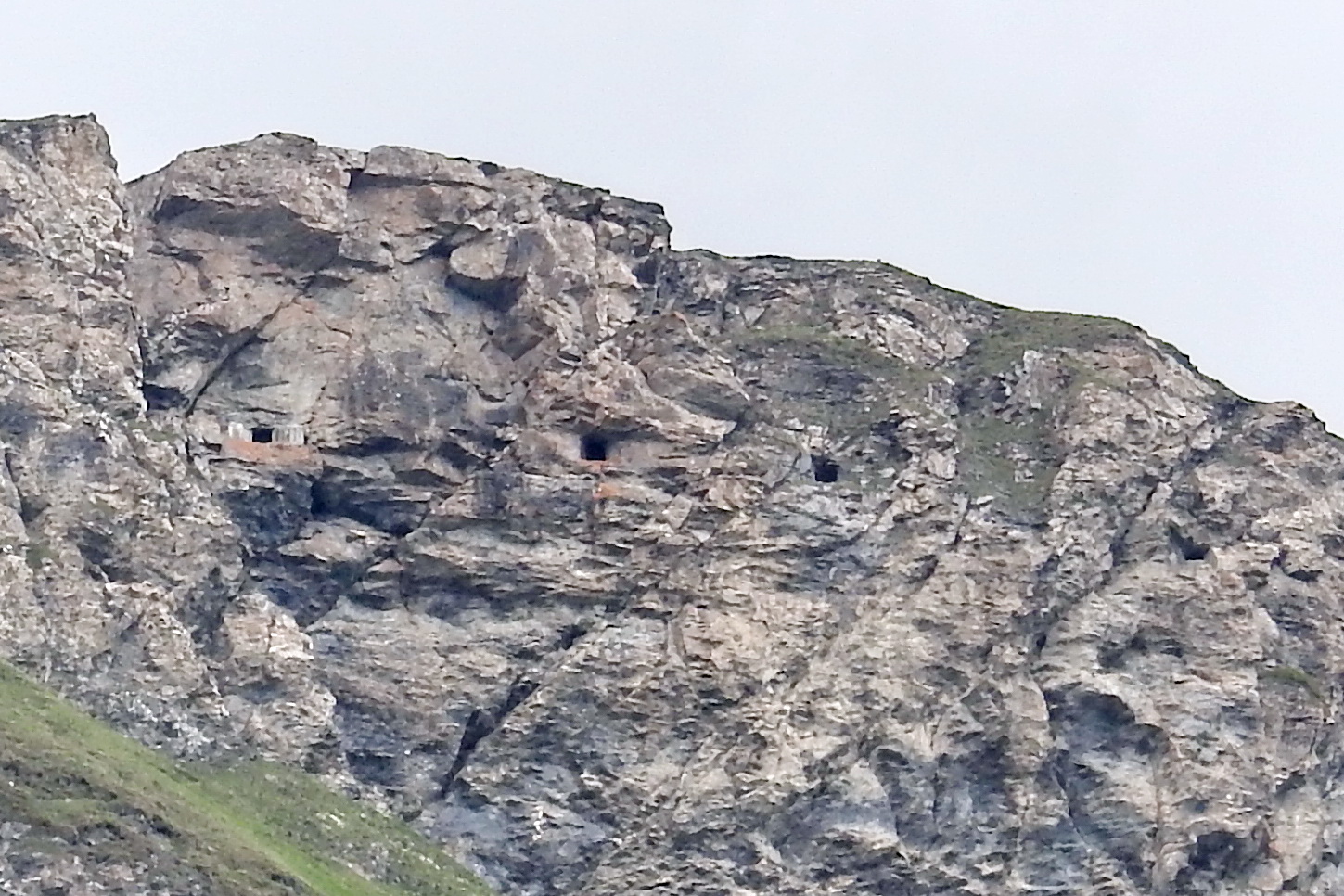 Ligne Maginot - TURRA - (Casemate d'artillerie) - Les 4 embrasures sous roc. Celle de droite est modifiée et réduite, afin de servir d'observatoire  - Alain Perouffe