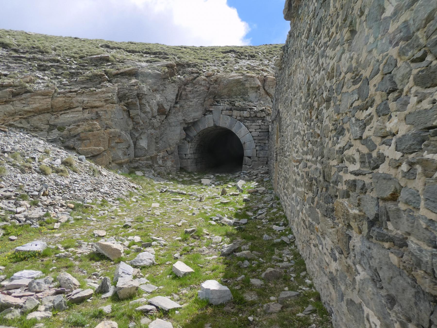 Ligne Maginot - TURRA - (Casemate d'artillerie) - Une des deux entrées de la batterie pour canons sous roc. - ELLENA - CUNY