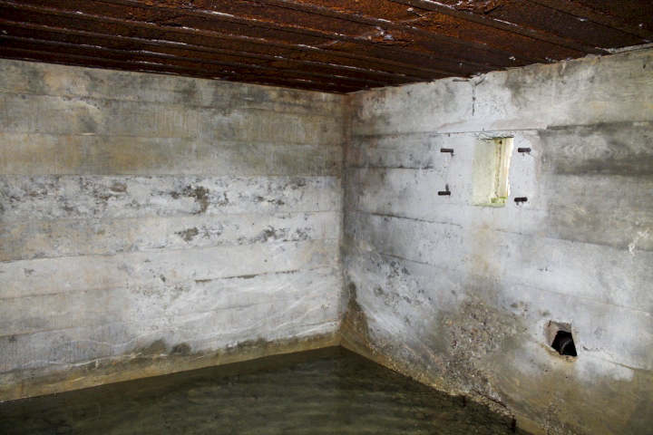 Ligne Maginot - SCHITTEFELD 2 - (Blockhaus pour arme infanterie) - L'emplacement de la mitrailleuse - Christian LENHARD