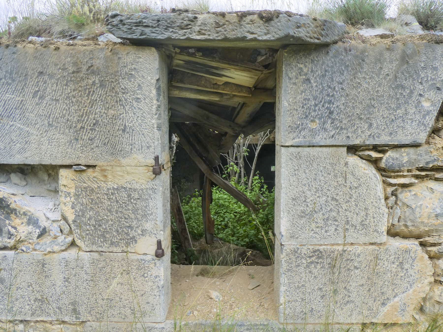 Ligne Maginot - VICTOR-EMMANUEL NORD-EST - (Blockhaus pour arme infanterie) - Entrée du blockhaus par un ancien créneau d'artillerie - ELLENA - CUNY