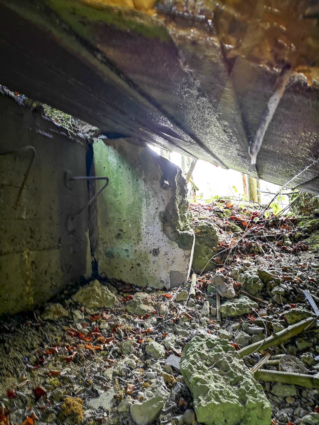 Ligne Maginot - WASENBERG 7 - (Blockhaus pour arme infanterie) - Intérieur des ruines du blockhaus : l'un des murs a été soufflé, provoquant l'effondrement du toit. - DK_Antoine4