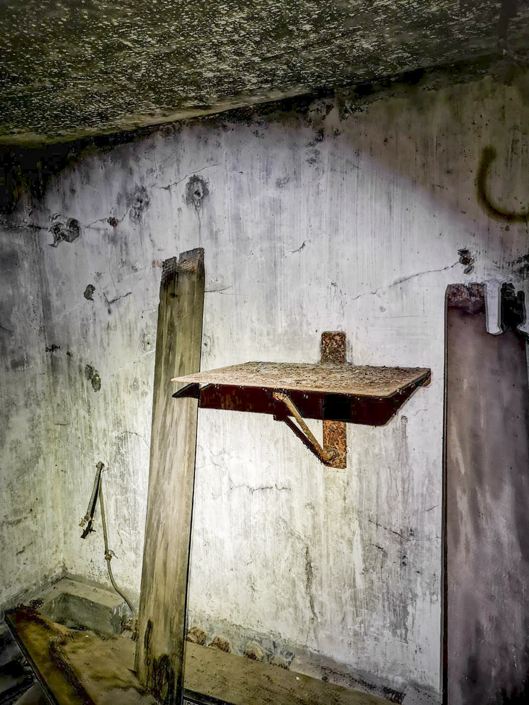 Ligne Maginot - A4 - (Chambre de coupure) - Dans le local téléphonique, il reste une étagère murale - DK_Antoine4