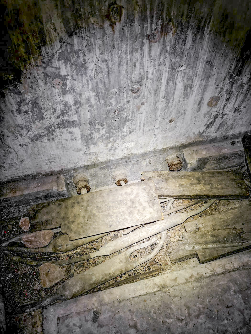 Ligne Maginot - A4 - (Chambre de coupure) - Arrivée ou départ des câbles téléphoniques - DK_Antoine4