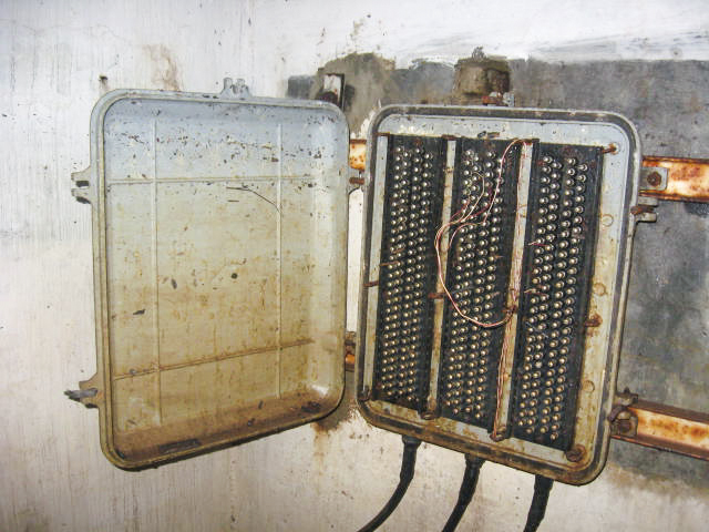 Ligne Maginot - B - (Chambre de coupure) - Boîtier de connexion. Ces boitiers datent de la réfection du réseau dans les années 50. Ils ne sont pas d'origine. - Christian LENHARD