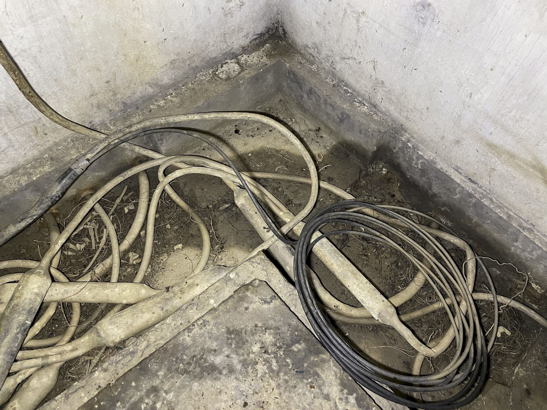 Ligne Maginot - B1 - (Chambre de coupure) - Un des câbles est relié à un câble beaucoup plus moderne... tentative de modernisation ? - DK_Antoine4