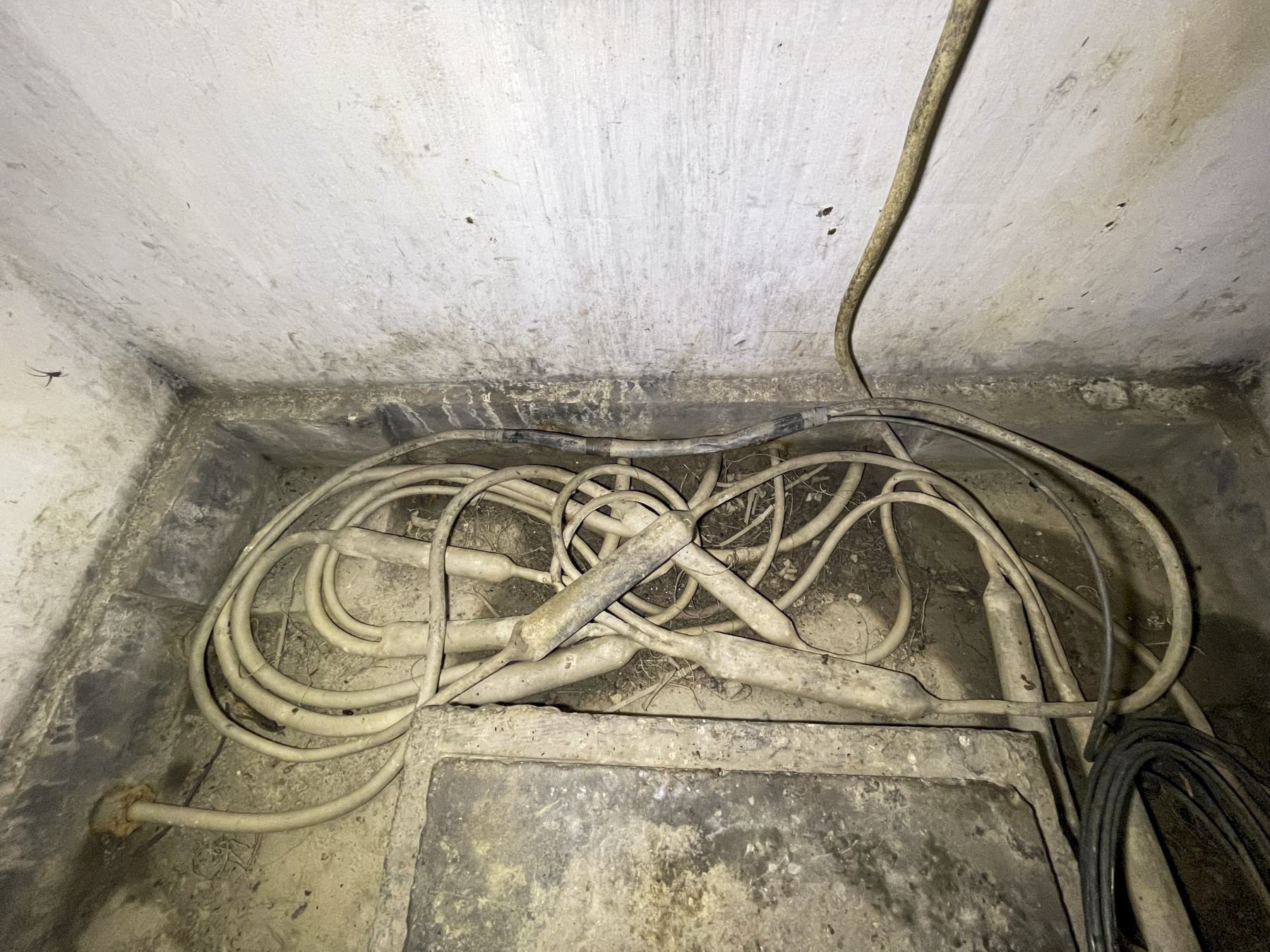 Ligne Maginot - B1 - (Chambre de coupure) - Arrivées et / ou départ des câbles téléphoniques - DK_Antoine4