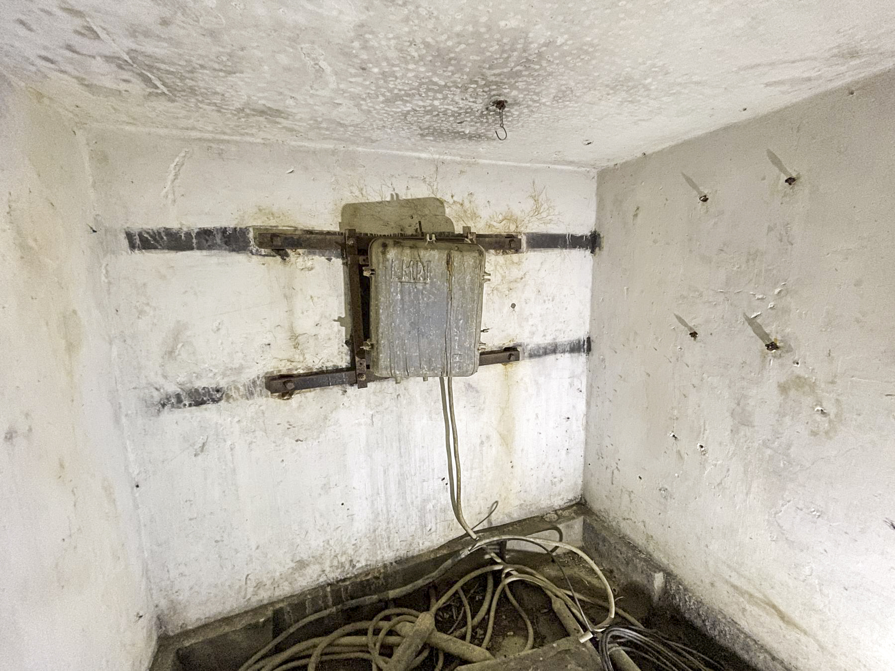 Ligne Maginot - B1 - (Chambre de coupure) - Le local téléphonique et le répartiteur modernisé - DK_Antoine4