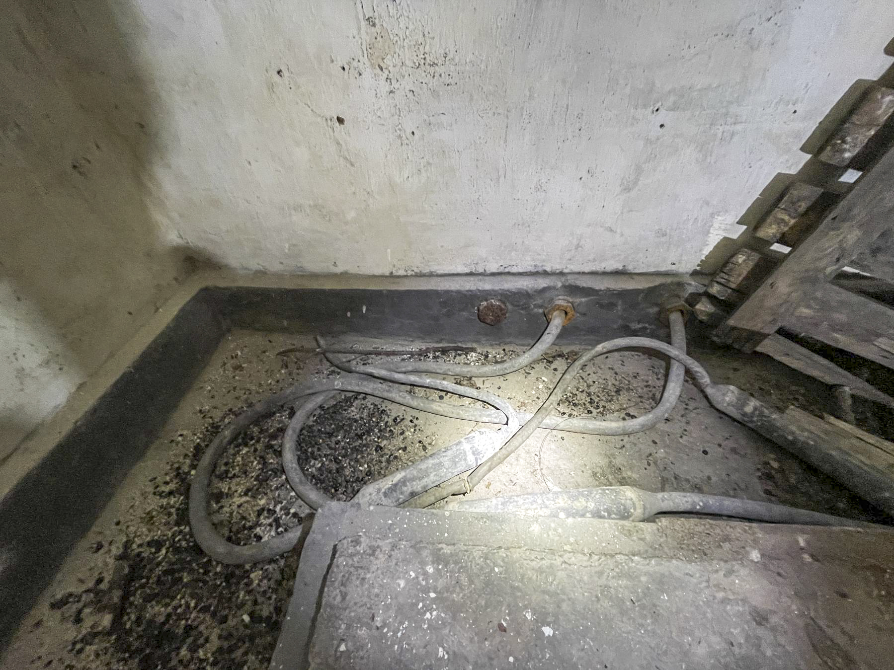 Ligne Maginot - B01 - (Chambre de coupure) - Vestiges de câbles téléphoniques - DK_Antoine4