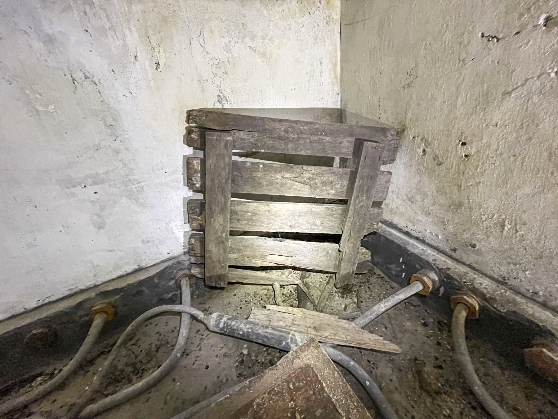 Ligne Maginot - B01 - (Chambre de coupure) - Elément de l'ancien plancher en bois qui courait par dessus les câbles - DK_Antoine4