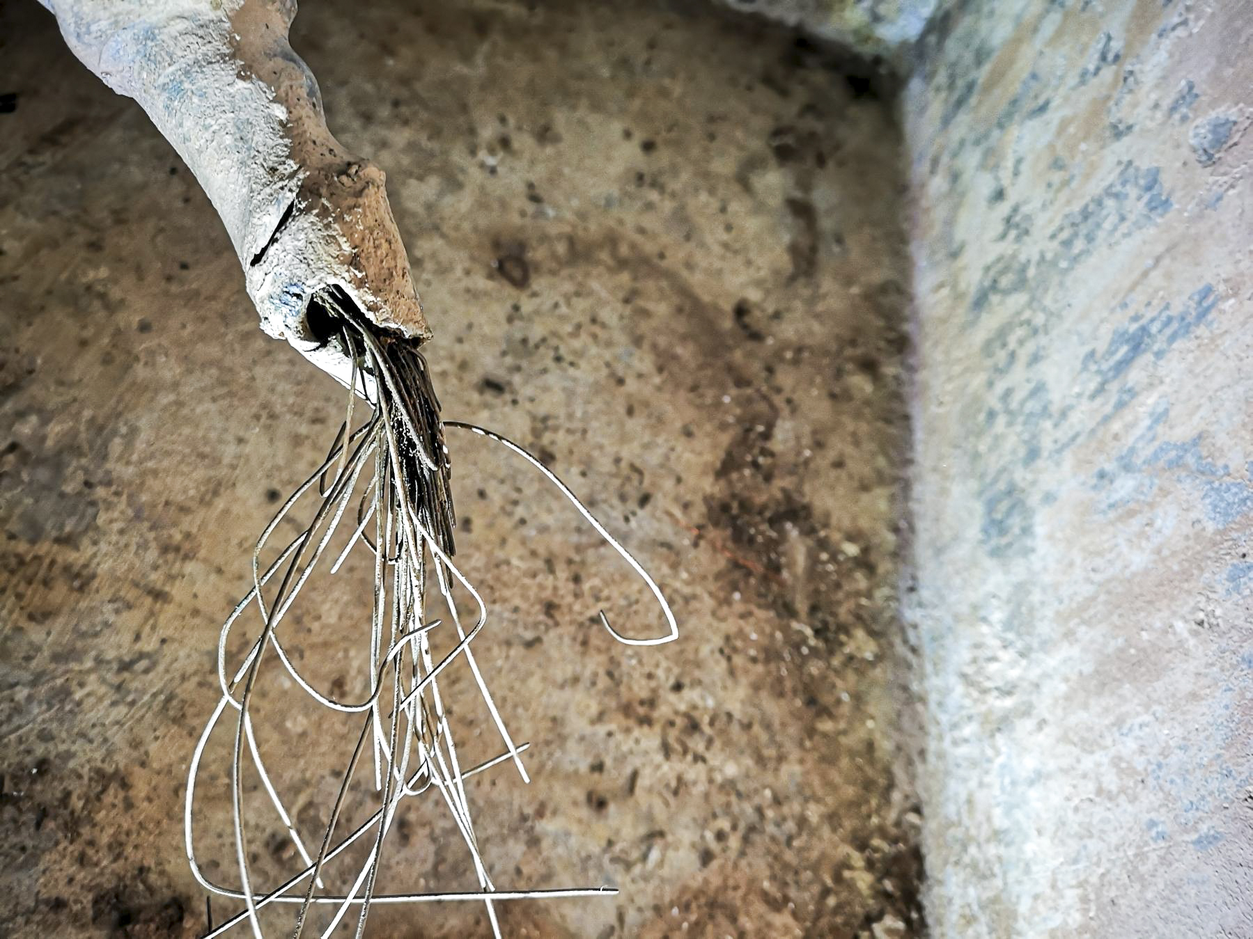 Ligne Maginot - B2 - (Chambre de coupure) - Restes d'un câble téléphonique. - DK_Antoine4