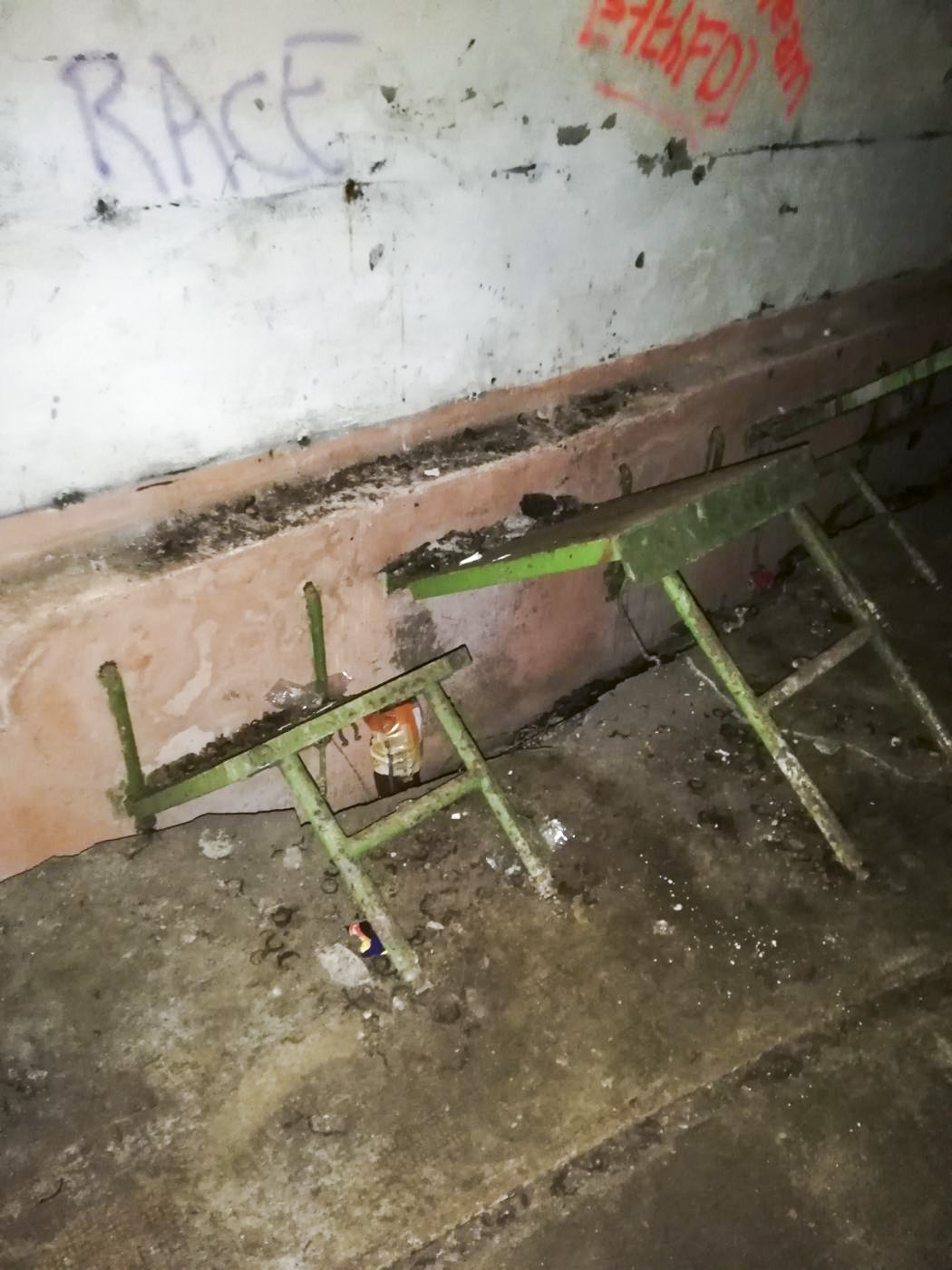 Ligne Maginot - BOVENBERG - A27 - (Ouvrage d'infanterie) - Tables et chaises cassés (à cause des poussées  d'anhydrite présente dans le sol) situées dans la galerie principale vers le bloc 6. - Blackmamba73