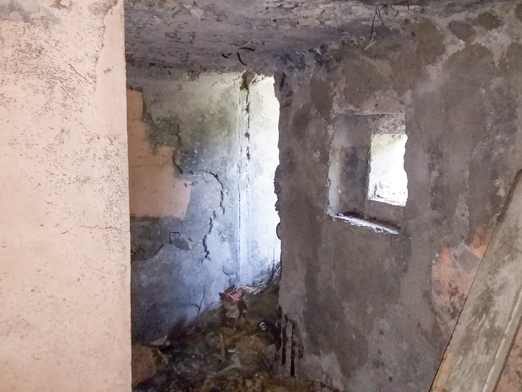 Ligne Maginot - BENNWIHR EST - (Blockhaus pour arme infanterie) - Vue sur l'entrée et son créneau de l'intérieur - Joel Muntzinger