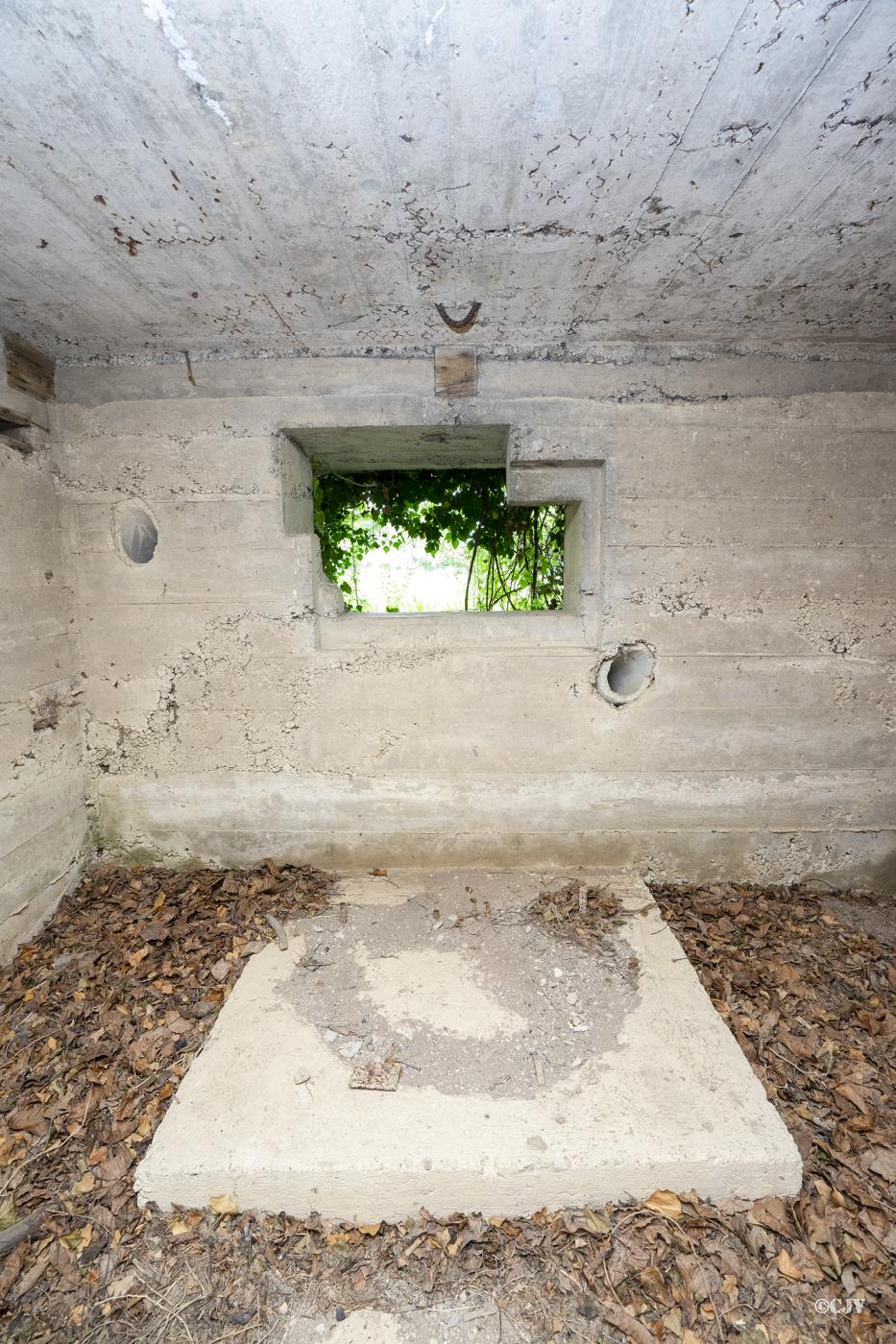 Ligne Maginot - NEUSCHOLLEN EST - (Casemate d'infanterie - Simple) - L'emplacement du canon, l'action de tir est vers l'ouest - Lia VERMEULEN